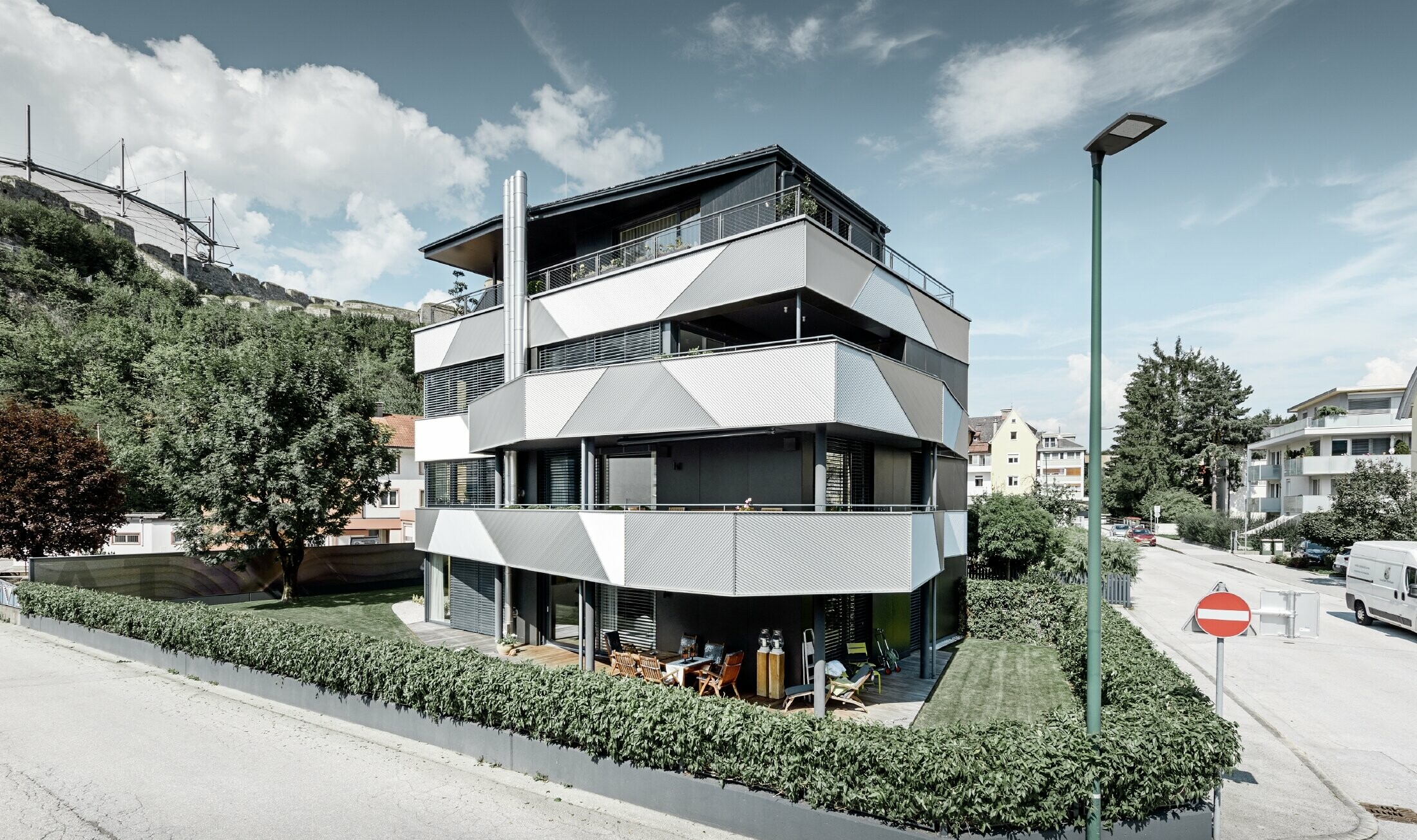 Conception de façade avec profil triangle PREFA monté en oblique sur un immeuble d’habitation à Kufstein.