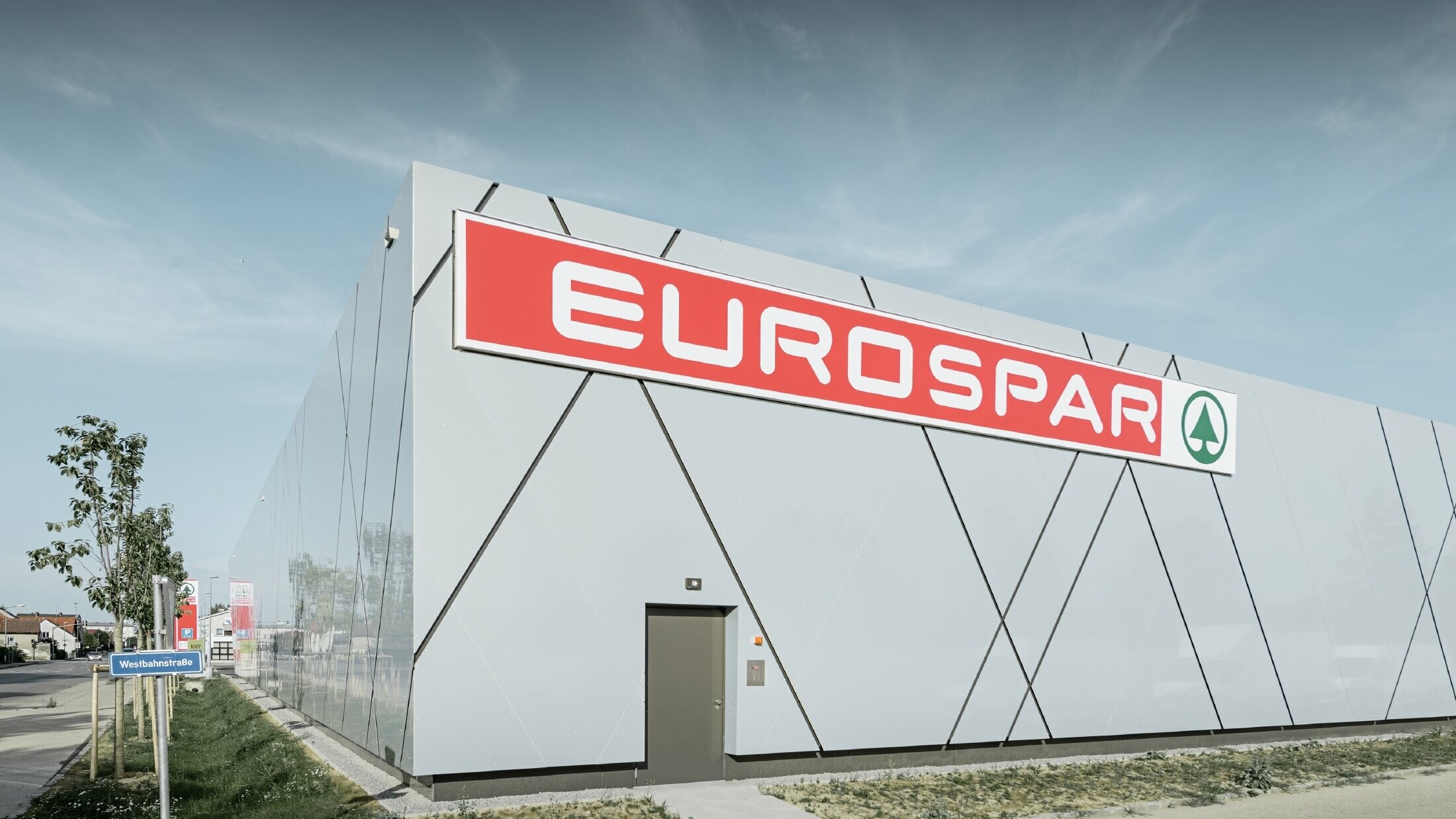Arrière de la nouvelle filiale Eurospar de Wels ; la façade a été habillée avec le panneau composite en aluminium de PREFA dans la couleur unique argent doré.