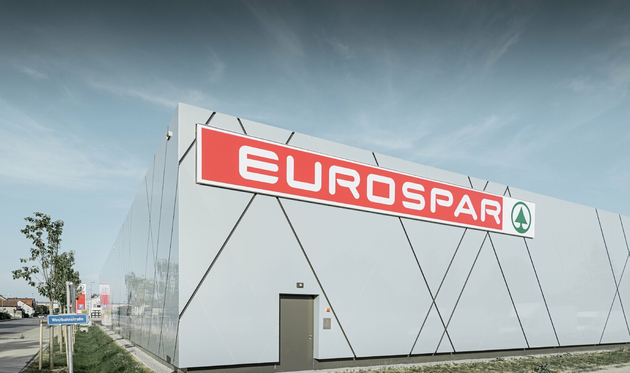 Arrière de la nouvelle filiale Eurospar de Wels ; la façade a été habillée avec le panneau composite en aluminium de PREFA dans la couleur unique argent doré.