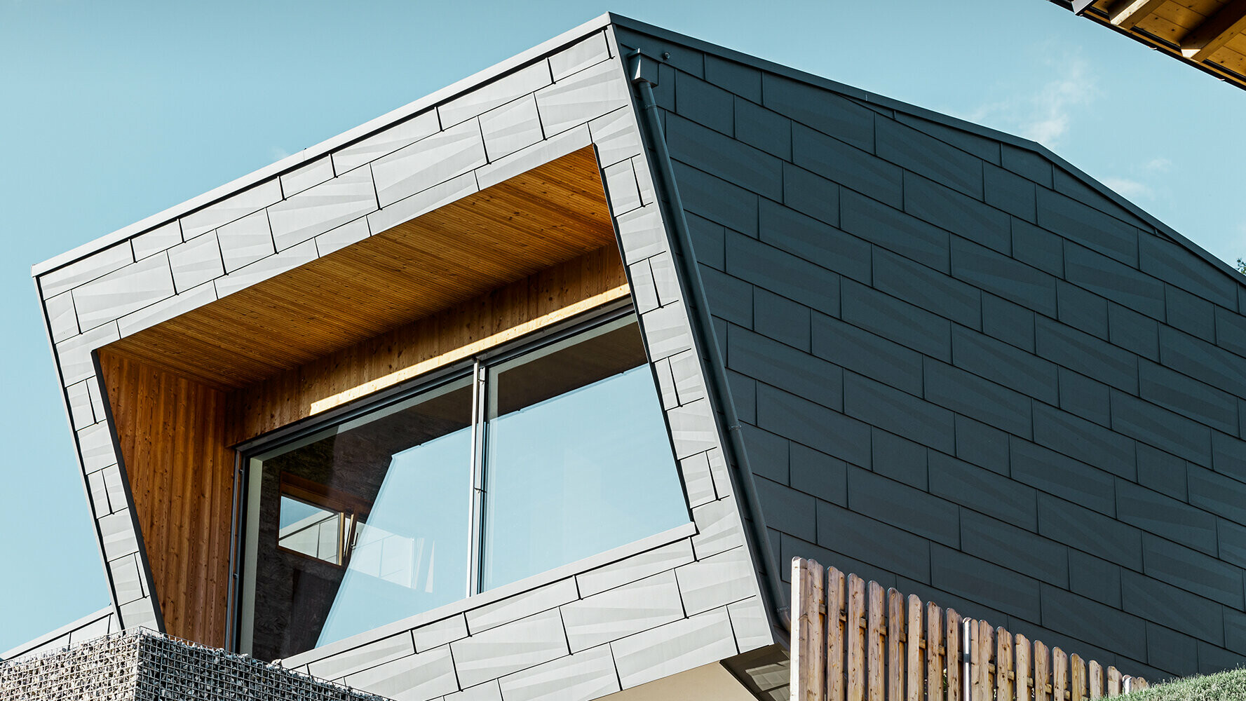 Maison individuelle moderne avec panneaux de façade FX.12 PREFA de qualité couleur P.10 gris souris