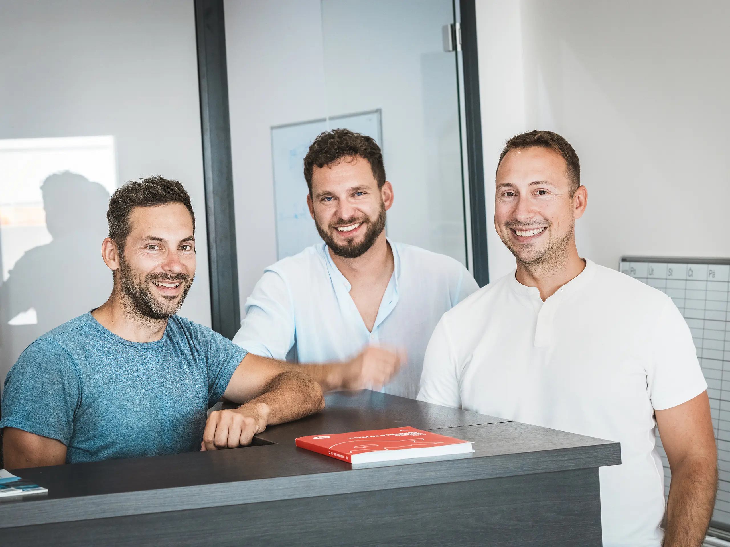 Dans un bureau moderne, les frères Juraj et Peter Pekár, accompagnés de Tomáš Filo de l'entreprise de couverture Prvá Strechárska, nous offrent un aperçu authentique de l'équipe à l'origine du projet du quartier urbain de Vydrica à Bratislava. Acteurs clés du projet, ils ont réalisé les toitures complexes en utilisant les tuiles en aluminium PREFA, qui impressionnent par leur précision, leur durabilité et leur résistance aux intempéries, et contribuent largement à la qualité et à la durabilité de l'enveloppe du bâtiment du quartier.