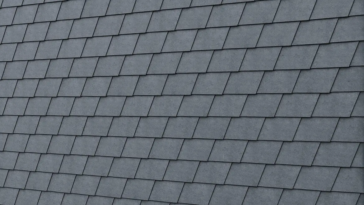Gros plan sur le bardeau de façade PREFA en P.10 gris pierre