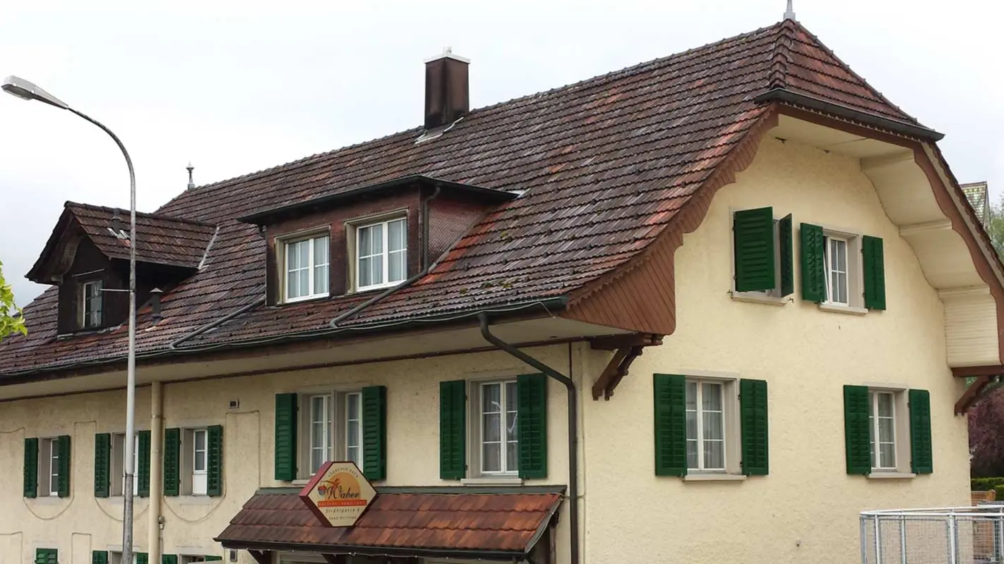 Toit à deux pans en croupe avant la rénovation de toiture à l’aide de tuiles PREFA couleur P.10 anthracite