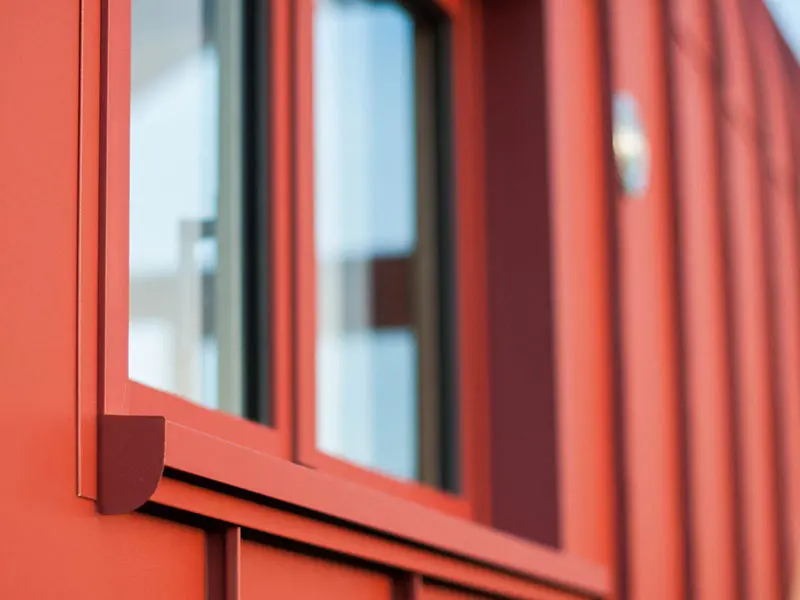 Contour de fenêtre recouvert de Prefalz coloris rouge oxyde