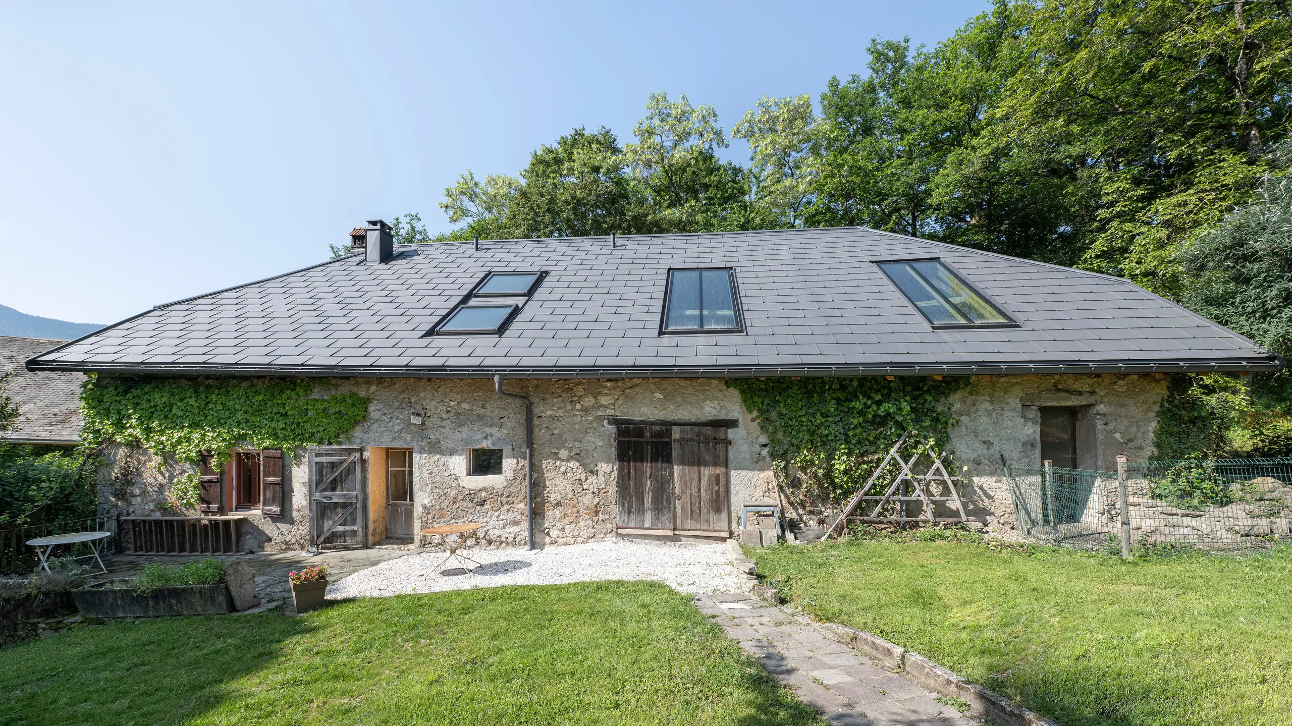 R.16 PREFA en P.10 gris sombre sur le toit d'une ancienne ferme en Haute-Savoie (France)