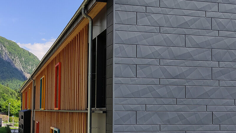 Zoom sur le bardage Siding.X PREFA sous un beau soleil