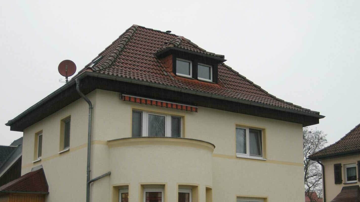 Toit à croupes avant la rénovation de toiture à l’aide de bardeaux de toiture PREFA, lucarne incluse