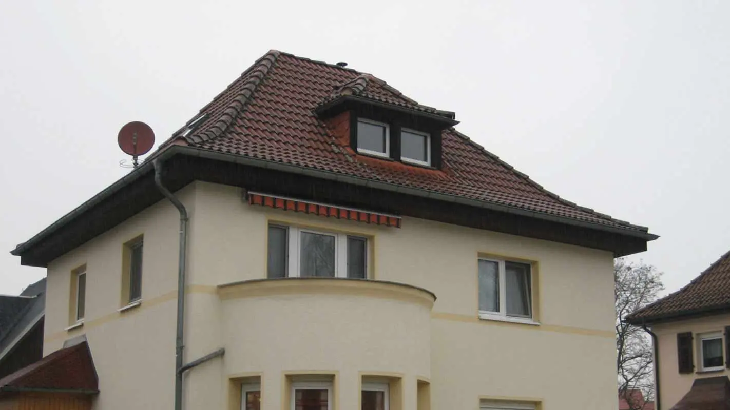 Toit à croupes avant la rénovation de toiture à l’aide de bardeaux de toiture PREFA, lucarne incluse