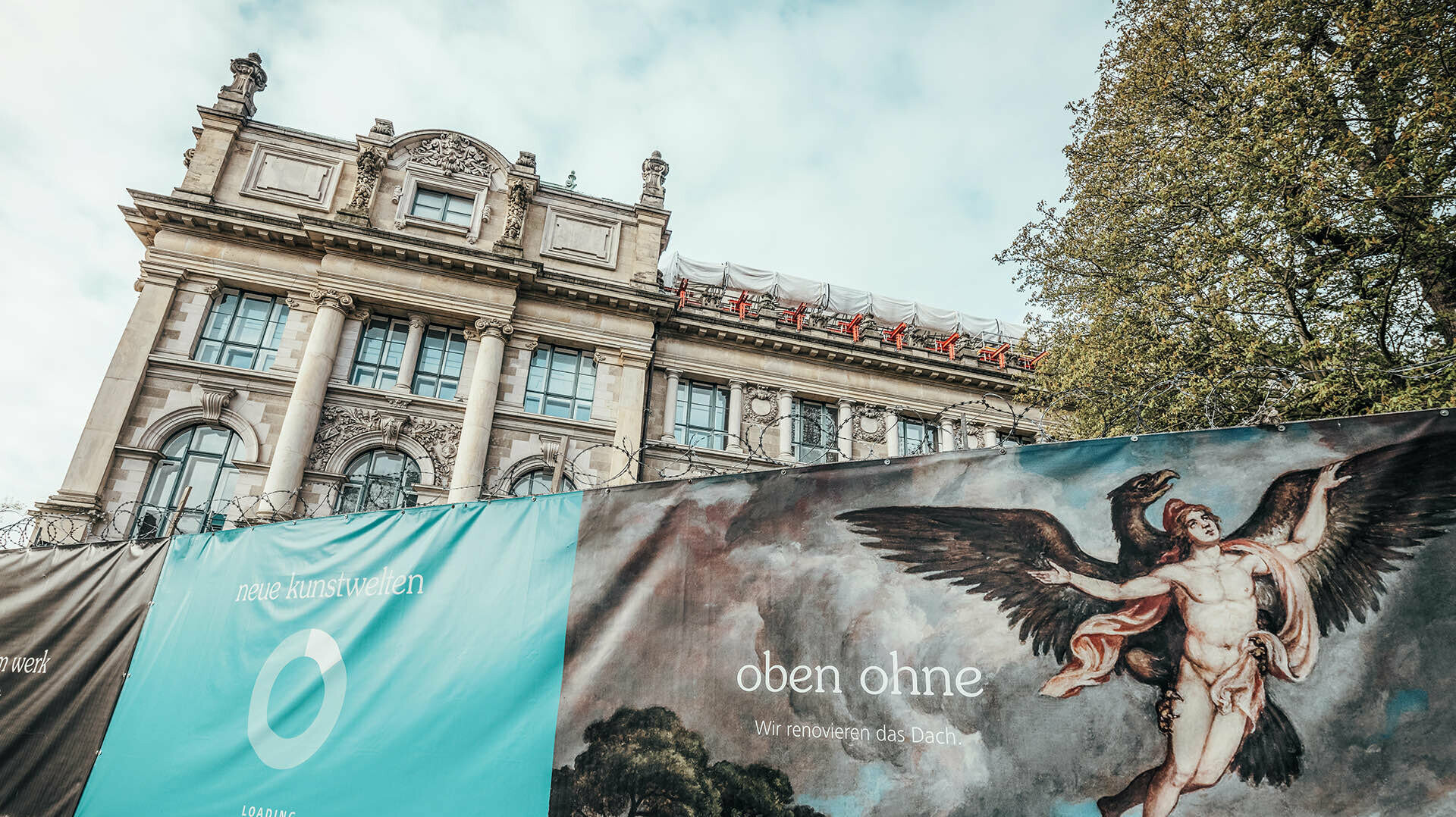 Im Hintergrund ist die Dachsanierung des Landesmuseums Hannover durch PREFA zu sehen.