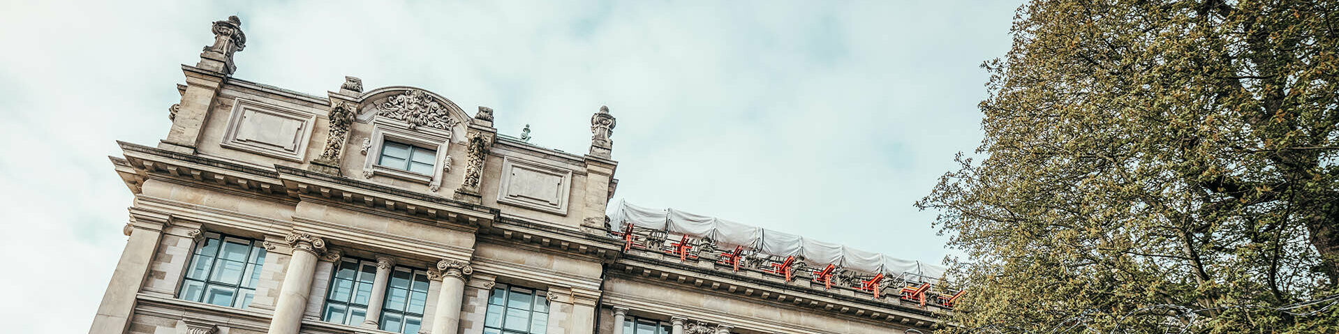 Im Hintergrund ist die Dachsanierung des Landesmuseums Hannover durch PREFA zu sehen. 