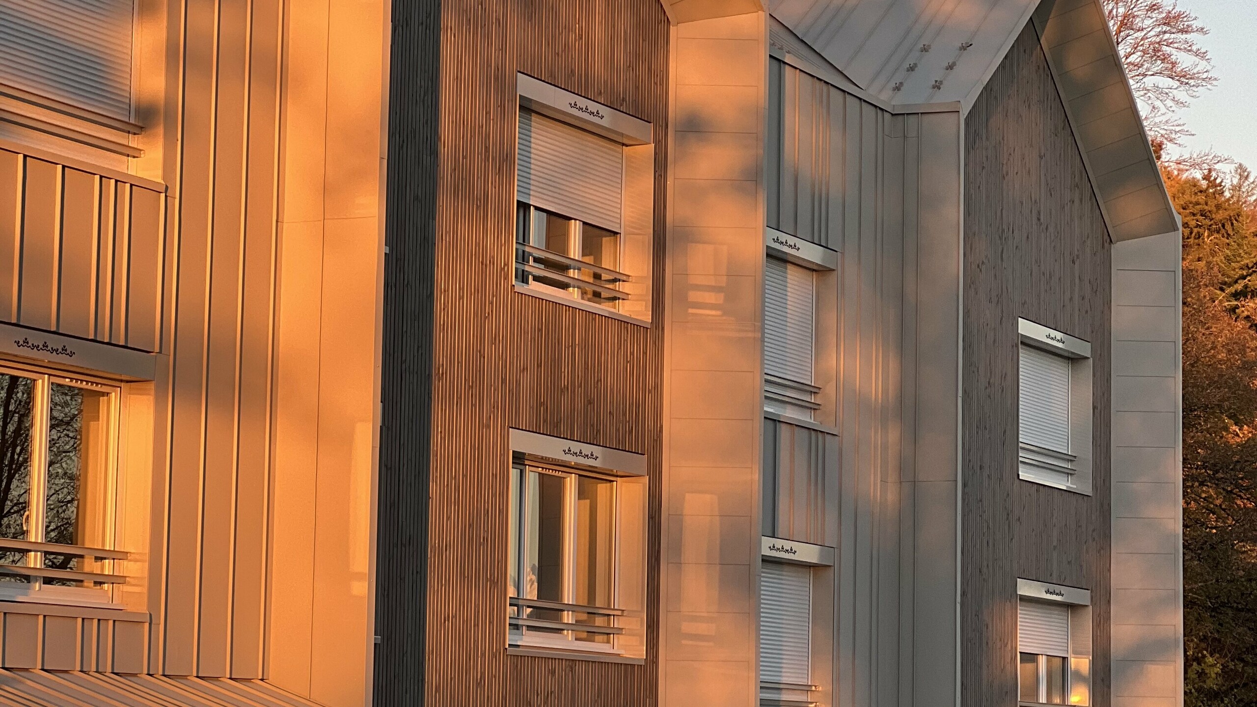 Prise de vue d'ensemble du complexe résidentiel attenant au Château des Avenières dont la façade et la toiture sont couvertes de joint debout PREFALZ dans la teinte spéciale Dune.