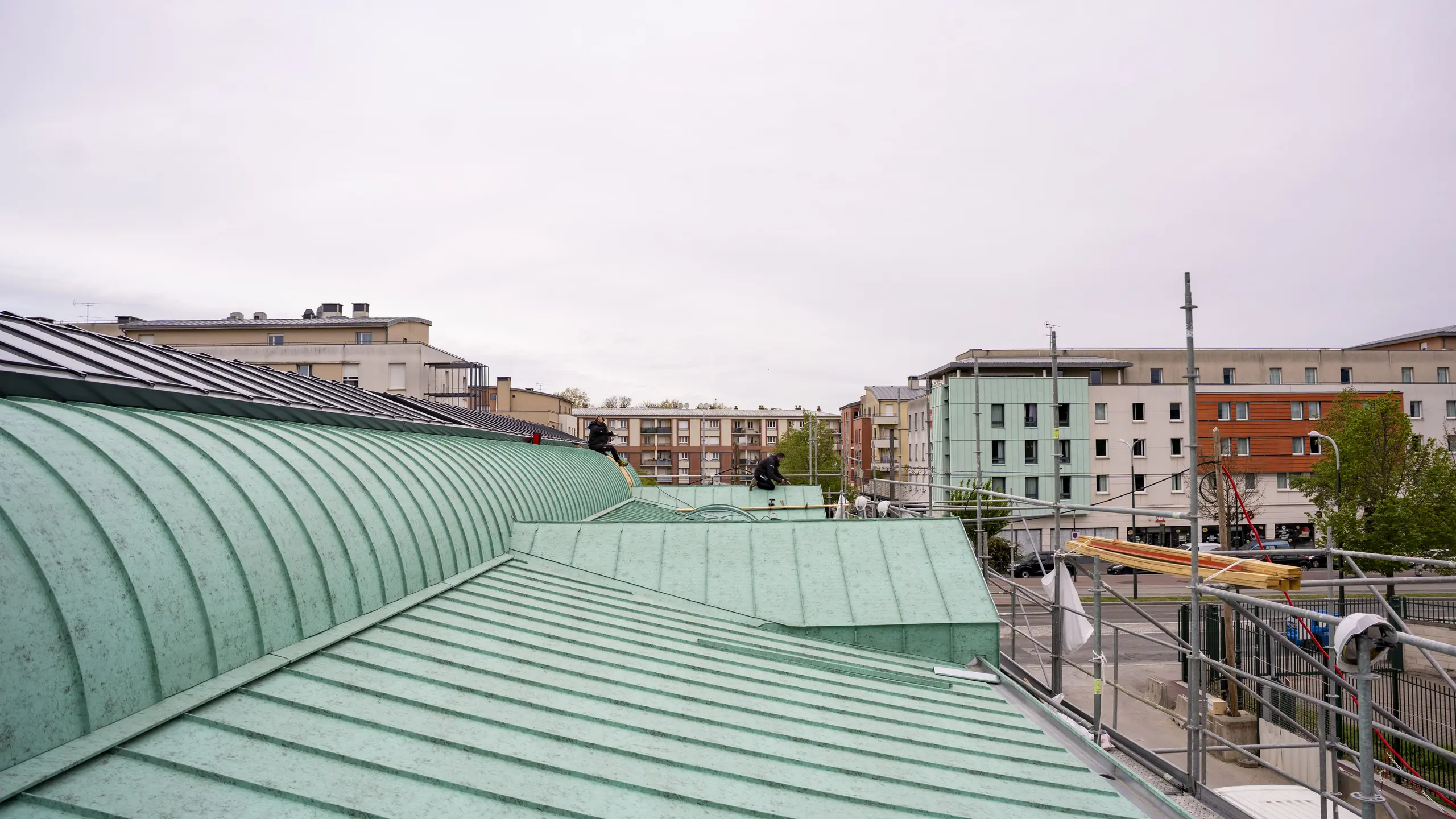 Prise de vue depuis le toit rénové en joint debout en aluminium PREFA dans la teinte P.10 vert-de-gris