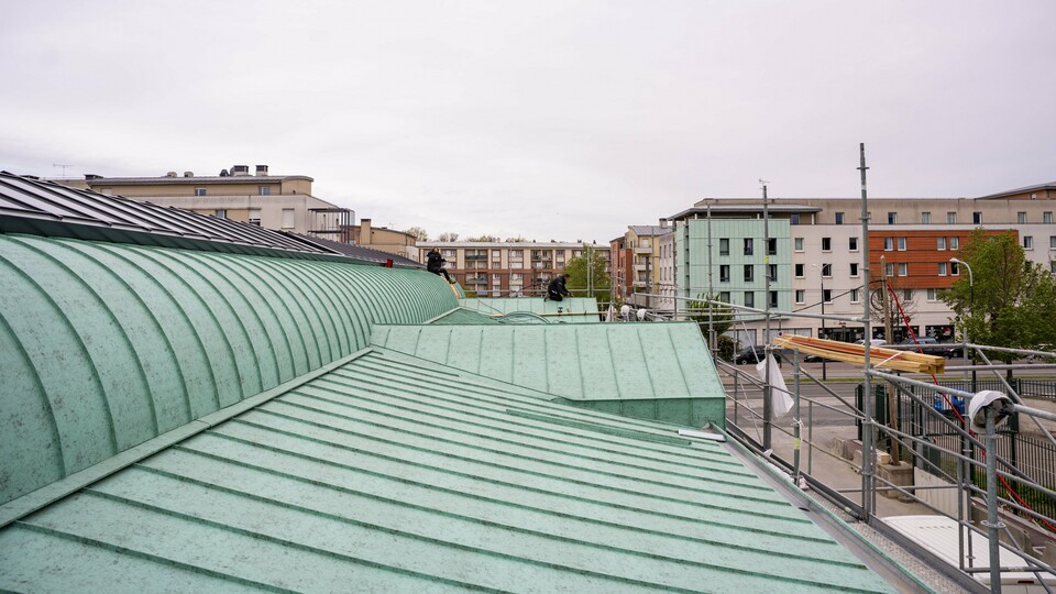 Prise de vue depuis le toit rénové en joint debout en aluminium PREFA dans la teinte P.10 vert-de-gris