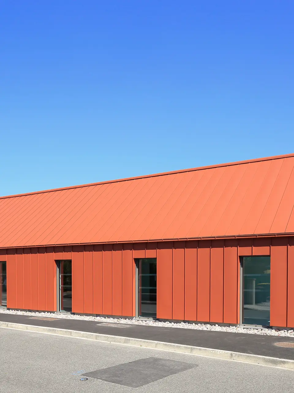 Système de toiture et de façade PREFALZ en rouge tuile P.10 sur le presbytère de Chalampé