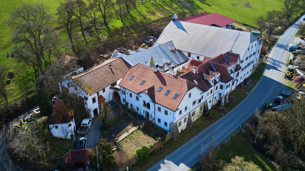 Une toiture de plus de 65 ans, prise de vue par drone. 