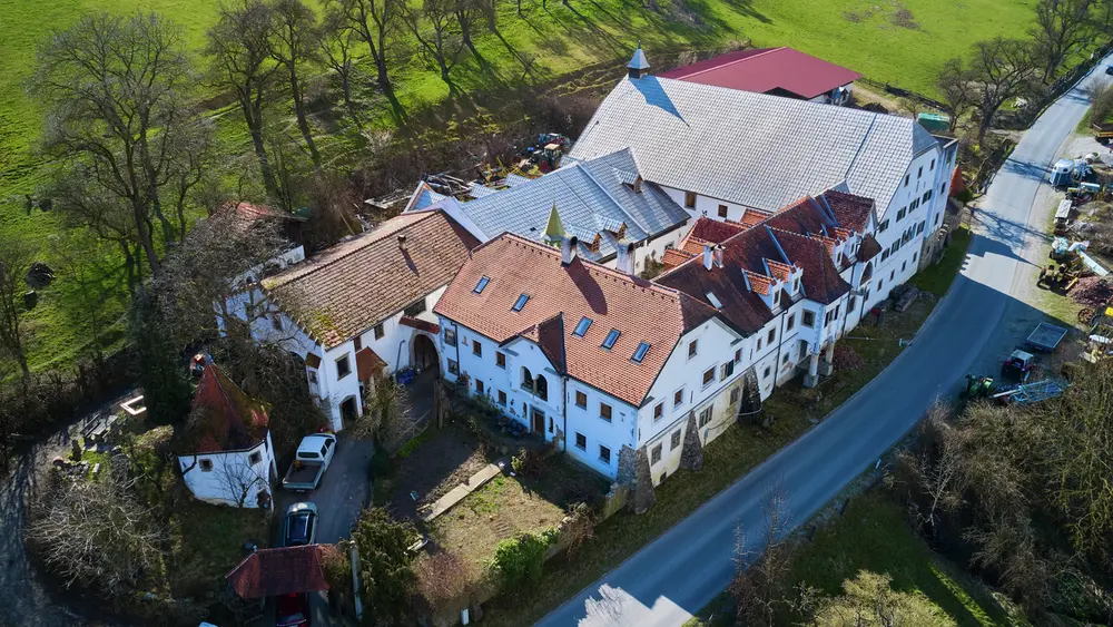 Une toiture de plus de 65 ans, prise de vue par drone. 