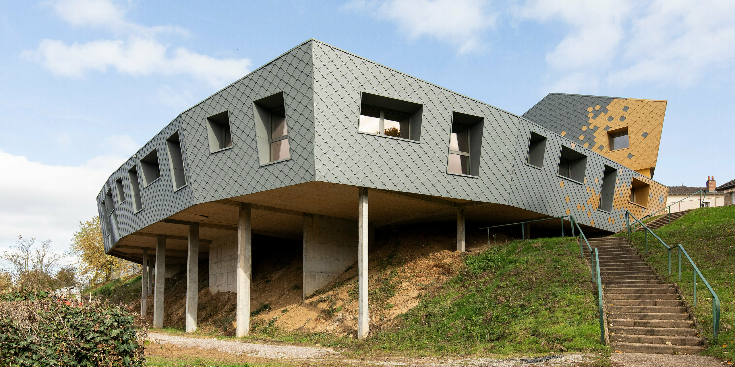L'école primaire de Pierre-Buffière a été recouverte de losanges PREFA toiture et façade 29×29 et est en partie sur pilotis.