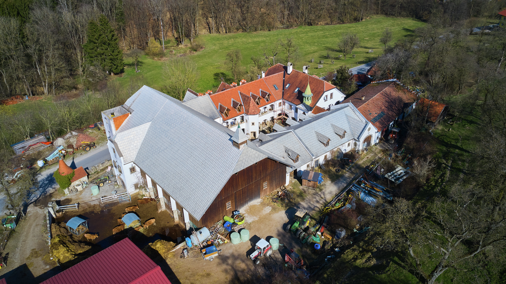 Une toiture de plus de 65 ans, prise de vue par drone. 
