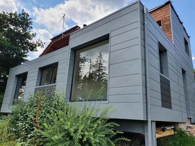 Extension d'un chalet dans les Vosges, recouvert de Siding.X gris sombre linié