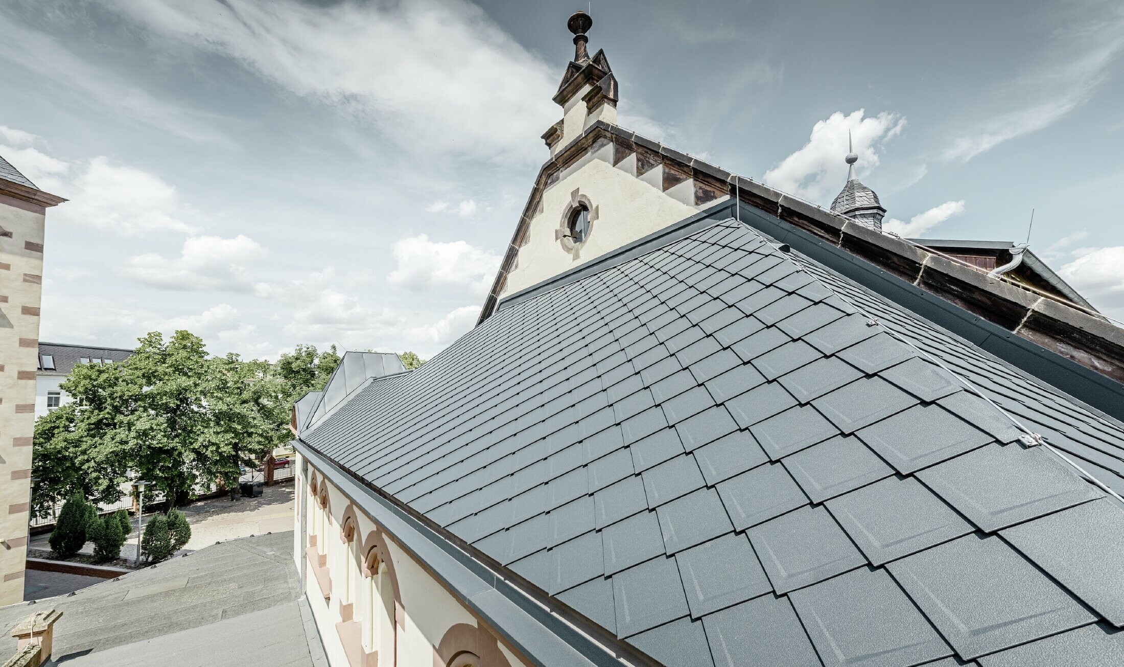Salle de sport fraîchement rénovée de l’école de Lutherstadt Wittenberg — Toiture en aluminium PREFA réalisée avec des losanges de toiture et bandes Prefalz de couleur anthracite