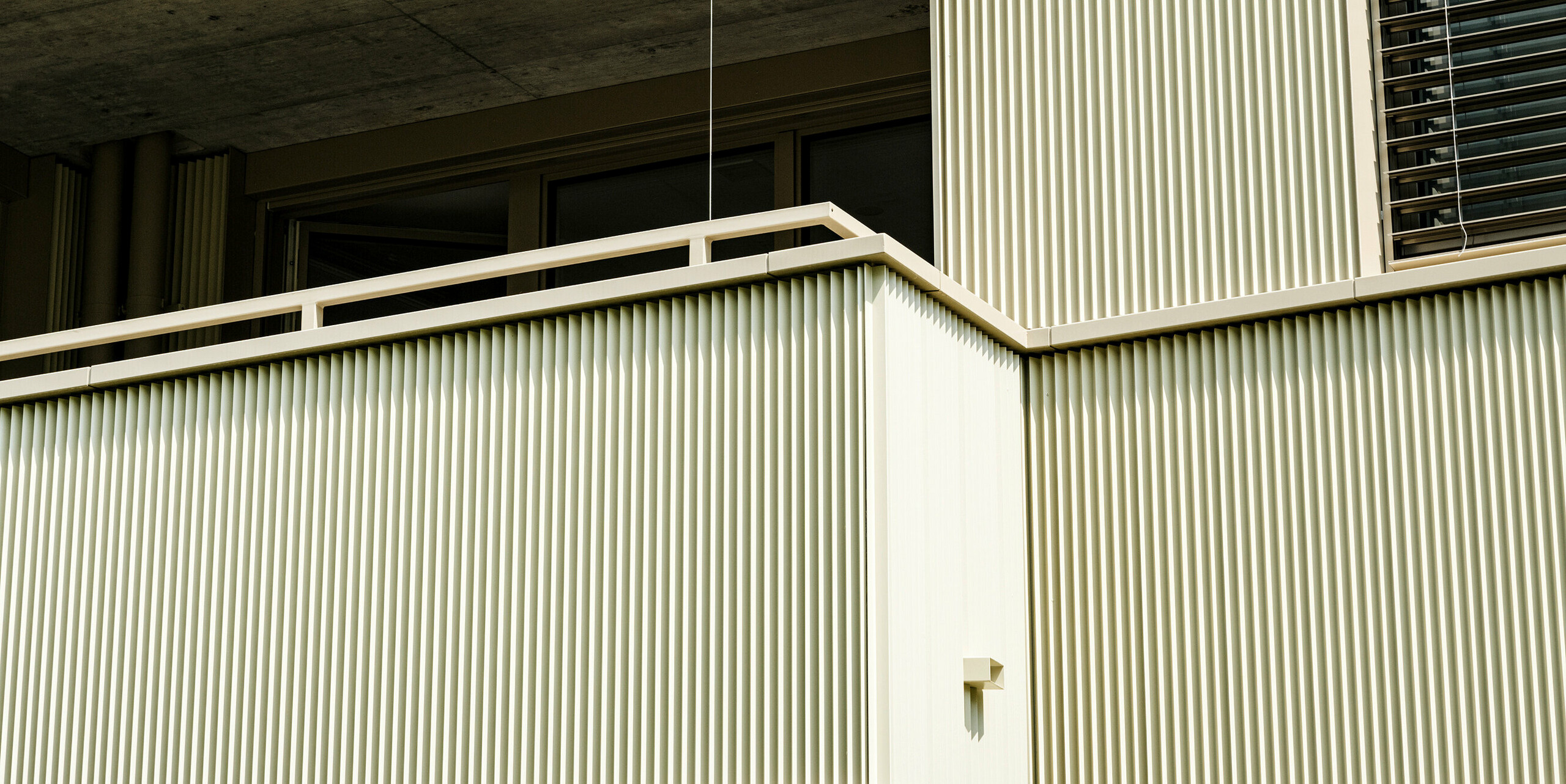 Le bâtiment résidentiel moderne "Stetterhaus" à Altstetten, Zurich, est entouré d'une façade unique - le profil dentelé PREFA dans la couleur métallique perle spéciale.