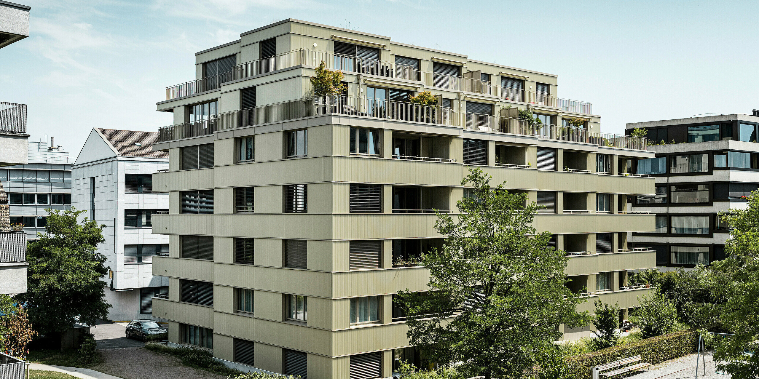 Le bâtiment résidentiel moderne "Stetterhaus" à Altstetten, Zurich, est entouré d'une façade unique - le profil dentelé PREFA dans la couleur métallique perle spéciale.