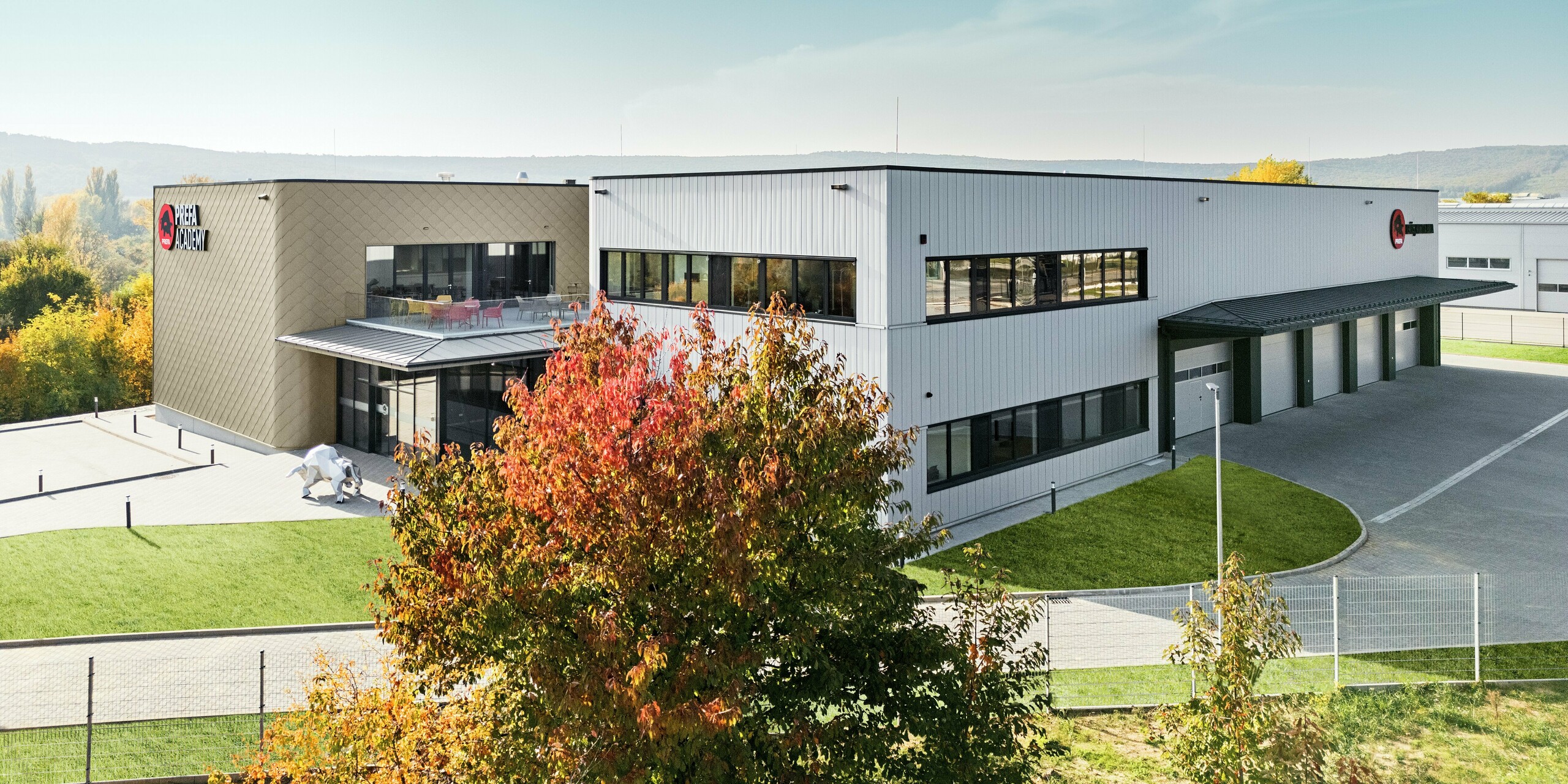 Le nouveau site de PREFA Hongrie à Törökbálint impressionne par une conception de façade moderne composée de losanges de façade PREFA 44 × 44 en bronze et de Sidings PREFA en argent métallisé. Cette combinaison crée une peau extérieure élégante mais robuste, durable et résistante aux intempéries. Le bâtiment spacieux combine des salles de formation, des bureaux et un entrepôt spacieux et constitue également une déclaration architecturale d'innovation et de qualité.
