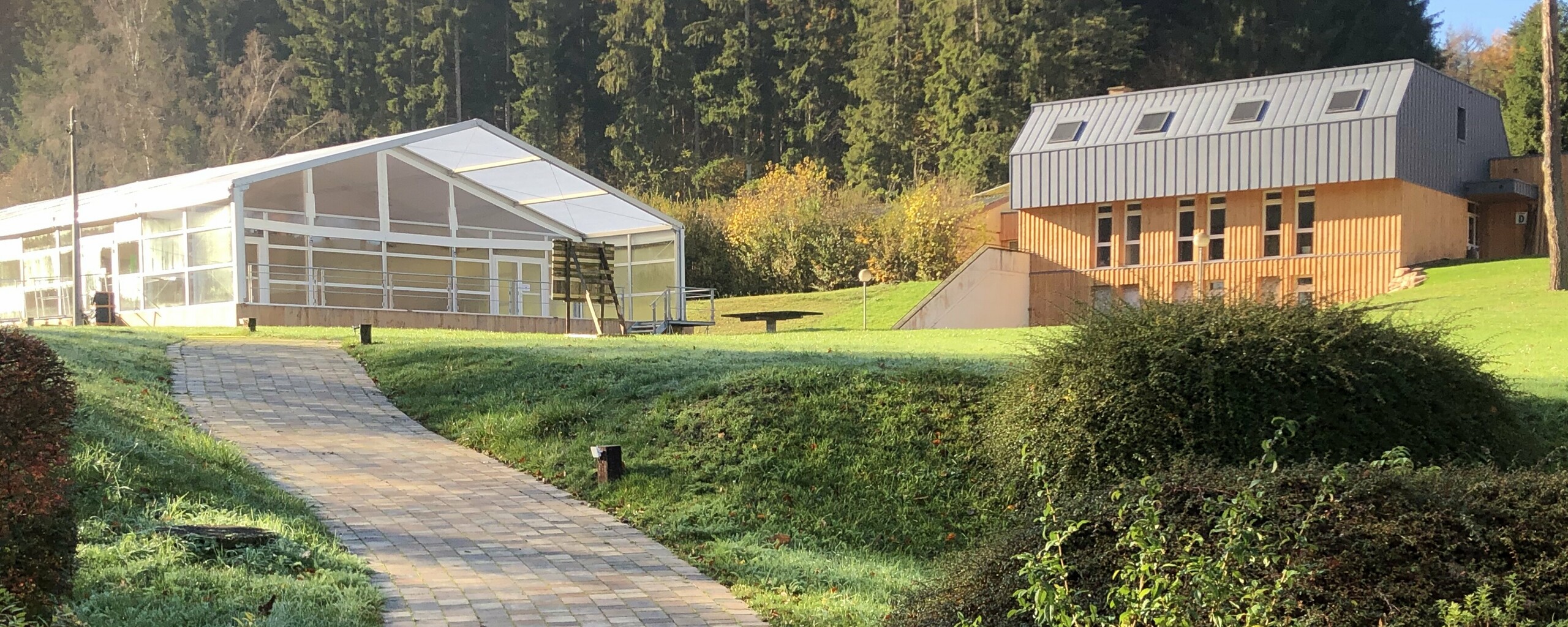 Vue éloignée de ce domaine où on aperçoit dans le fond la toiture en PREFALZ et les raccords de Velux en P.10 gris pierre