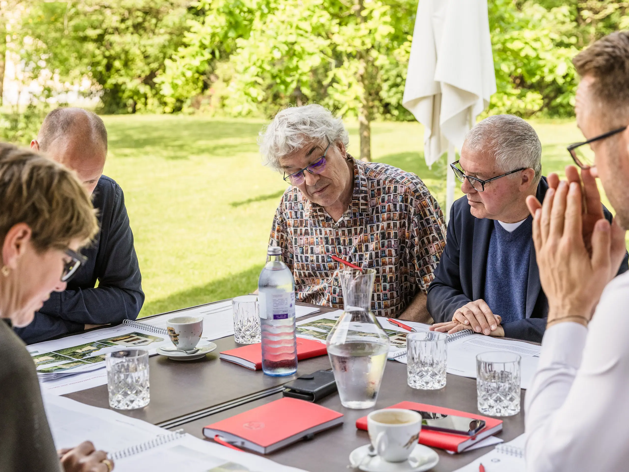 Lors de la sélection des projets PREFARENZEN 2026, il y a eu une discussion engagée au sein du jury. Les experts s'assoient autour de l'animateur Matthias Finkentey et analysent soigneusement les concepts architecturaux soumis. L'accent est mis sur la qualité, le degré d'innovation et l'utilisation créative des solutions en aluminium PREFA. La réunion a eu lieu dans l'espace extérieur inspirant de la résidence vigneronne de Seewinkel, dans le Burgenland.