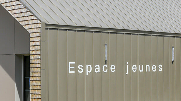 Vue latérale du complexe Espace Jeunes dont la façade et la toiture ont été réalisées en joint debout PREFALZ