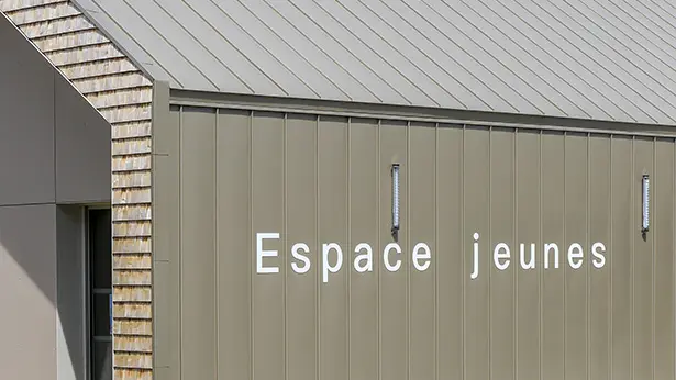 Vue latérale du complexe Espace Jeunes dont la façade et la toiture ont été réalisées en joint debout PREFALZ