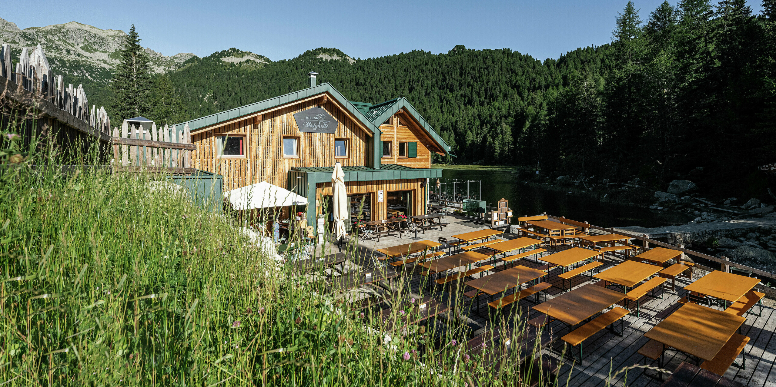 Le Rifugio Malghette avec son toit PREFALZ en P.10 vert mousse s'intègre harmonieusement dans la nature alpine. Le toit en aluminium résistant aux intempéries protège de manière fiable la cabane à une altitude de 1 888 m. La spacieuse terrasse ensoleillée directement sur le lac invite les randonneurs et les invités à s'attarder.