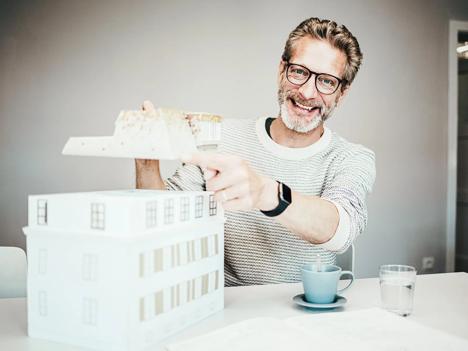 Portrait de Jan-Christian Heuser avec une maquette de la villa Reininghaus.