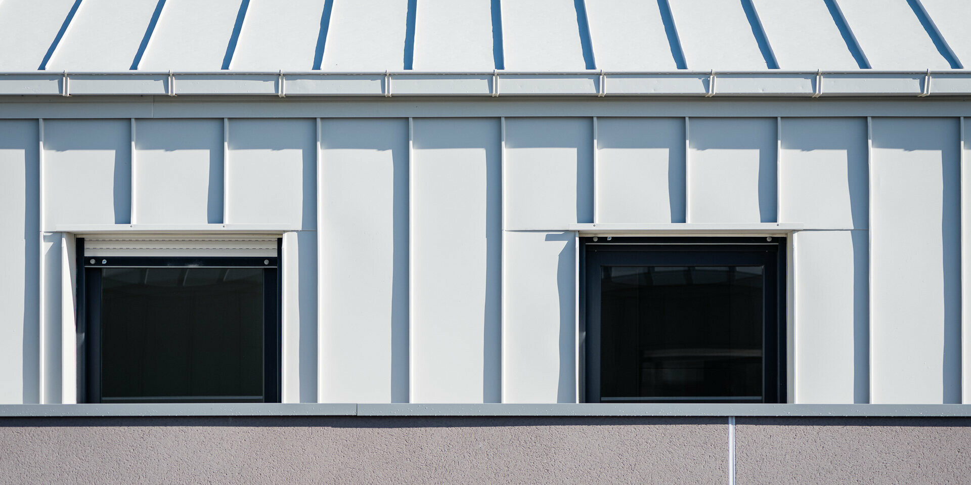 PREFALZ en P.10 blanc pur et P.10 gris souris sur le toit et des parties de la façade du complexe résidentiel Vila Nava à Villenave-d'Ornon