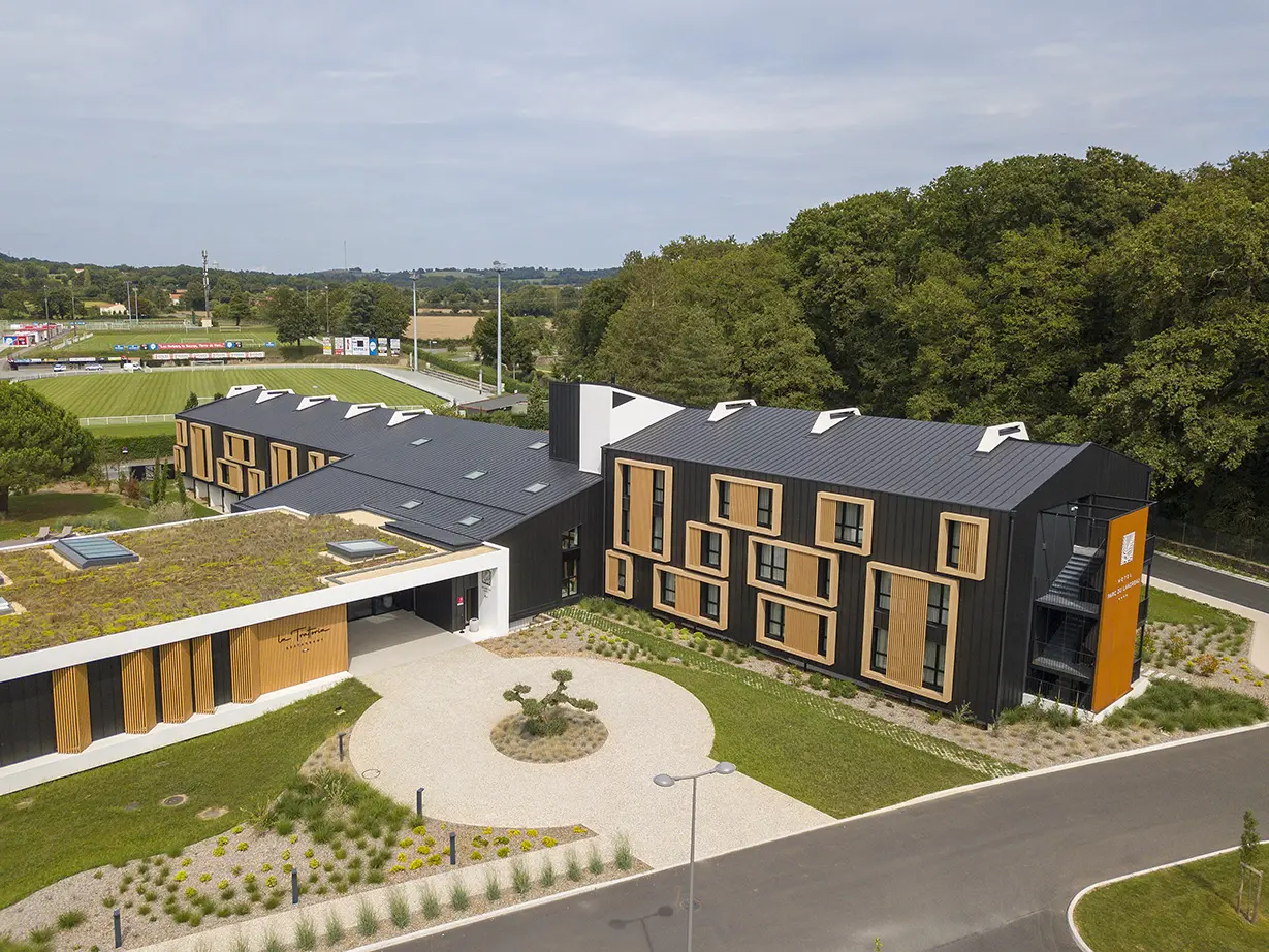Vue de drone de l'Hôtel Le Landreau aux Herbiers rénové grâce au joint debout Prefalz