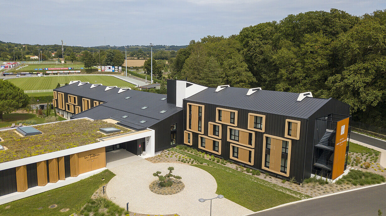 Vue de drone de l'Hôtel Le Landreau aux Herbiers rénové grâce au joint debout Prefalz
