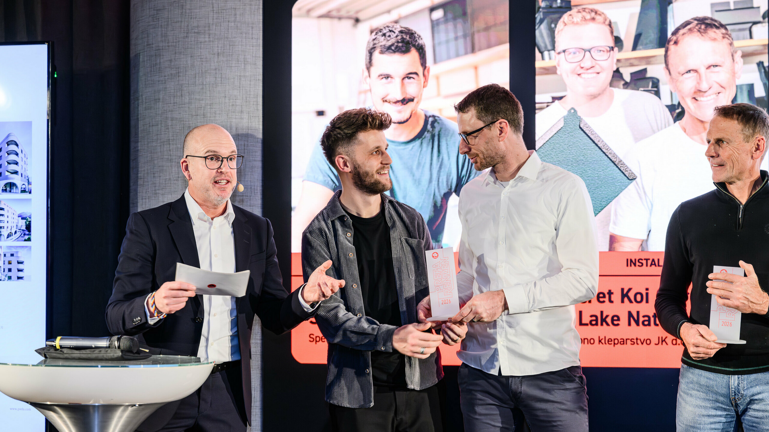 Un moment mémorable de la présentation PREFARENZEN 2026 au k47.wien : les lauréats ont été récompensés pour leurs projets créatifs et techniquement impressionnants, réalisés avec les produits en aluminium PREFA. Ce prix symbolise l’innovation, le savoir-faire et l’excellence architecturale. Cet événement illustre comment PREFA inspire et fait reconnaître le travail de tous ceux qui s’efforcent de repousser les limites de l’architecture avec passion, qualité et design.