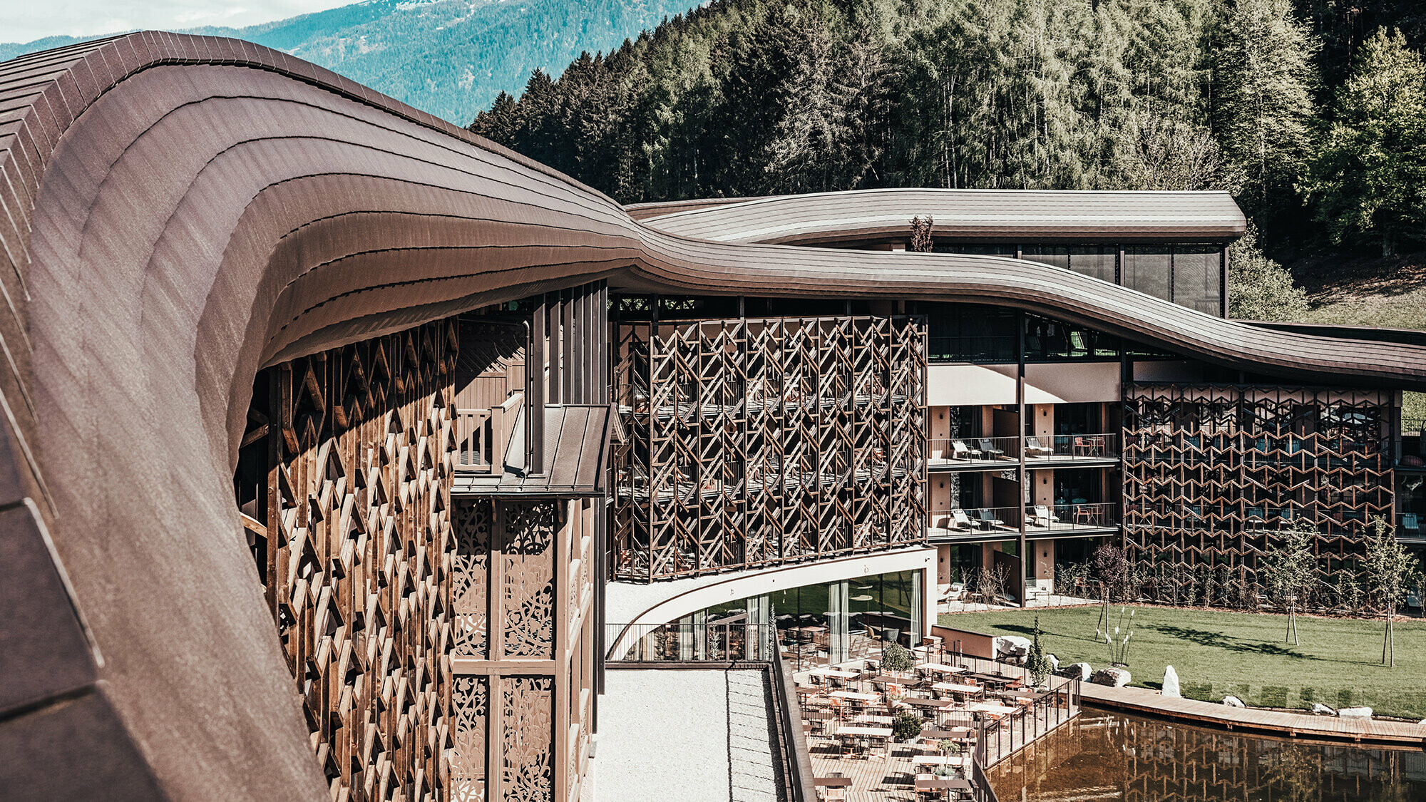 Vue détaillé du toit en vagues de l'hôtel Falkensteiner dans le Tyrol du sud. 