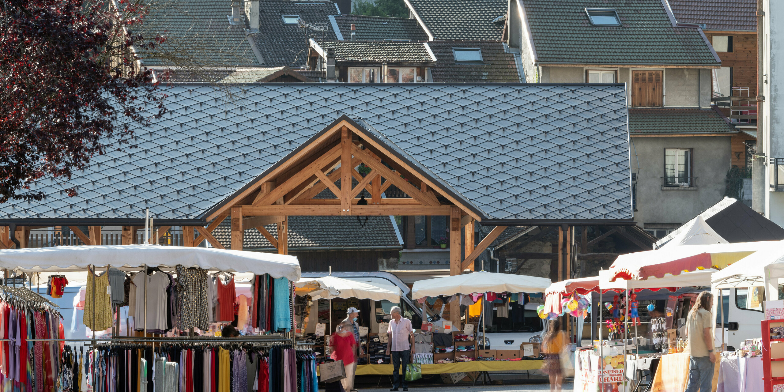Les halles couvertes d'Allevard ont été recouvertes du losange de toiture PREFA 44x44 en P.10 brun noisette.