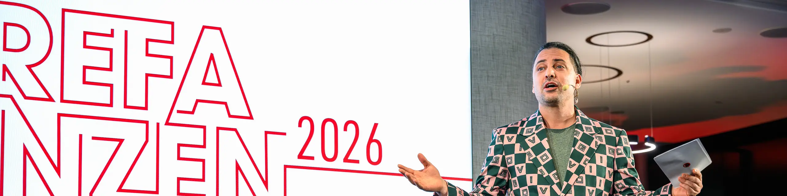 Un moment fort lors de la présentation PREFARENZEN 2026 : le modérateur Serkan Temel a captivé le public par son charme, son humour et une tenue remarquable. Sa présence a souligné l’esprit créatif de l’événement, qui unit innovation, design et communauté. Une soirée mémorable au k47.wien, illustrant comment l’architecture aluminium moderne et polyvalente de PREFA est conçue et vécue aujourd’hui.