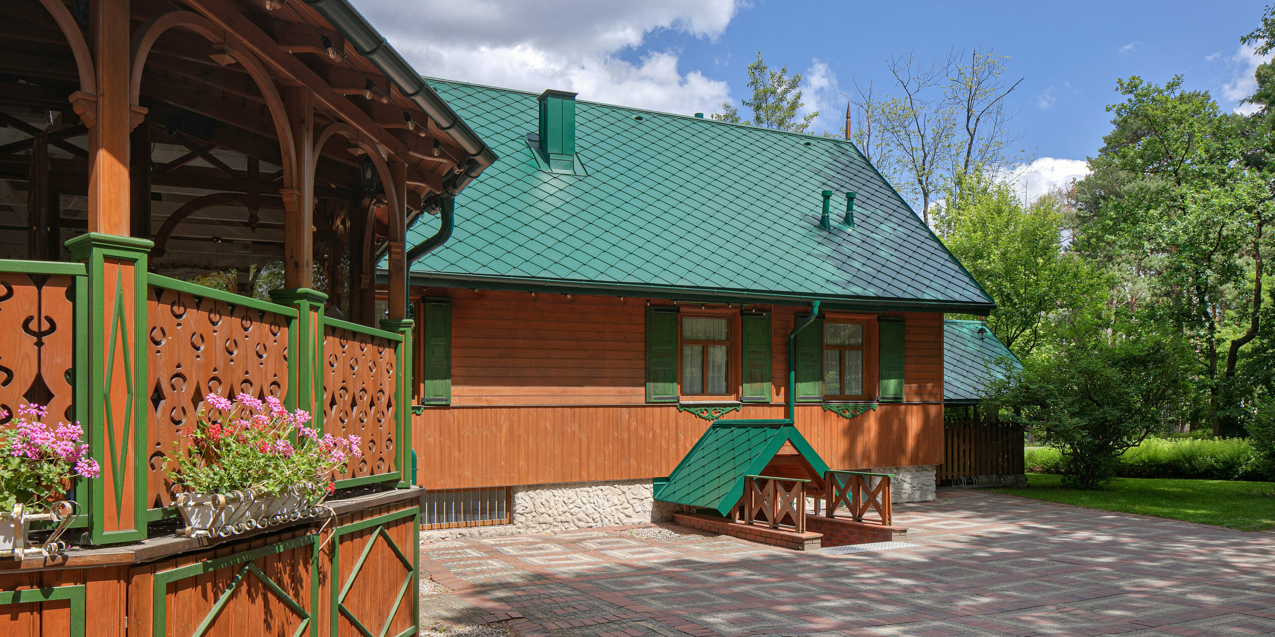 Cukiernia Sosenka avec un toit PREFA en losange ainsi que tuyau de descente et gouttière suspendue en vert mousse