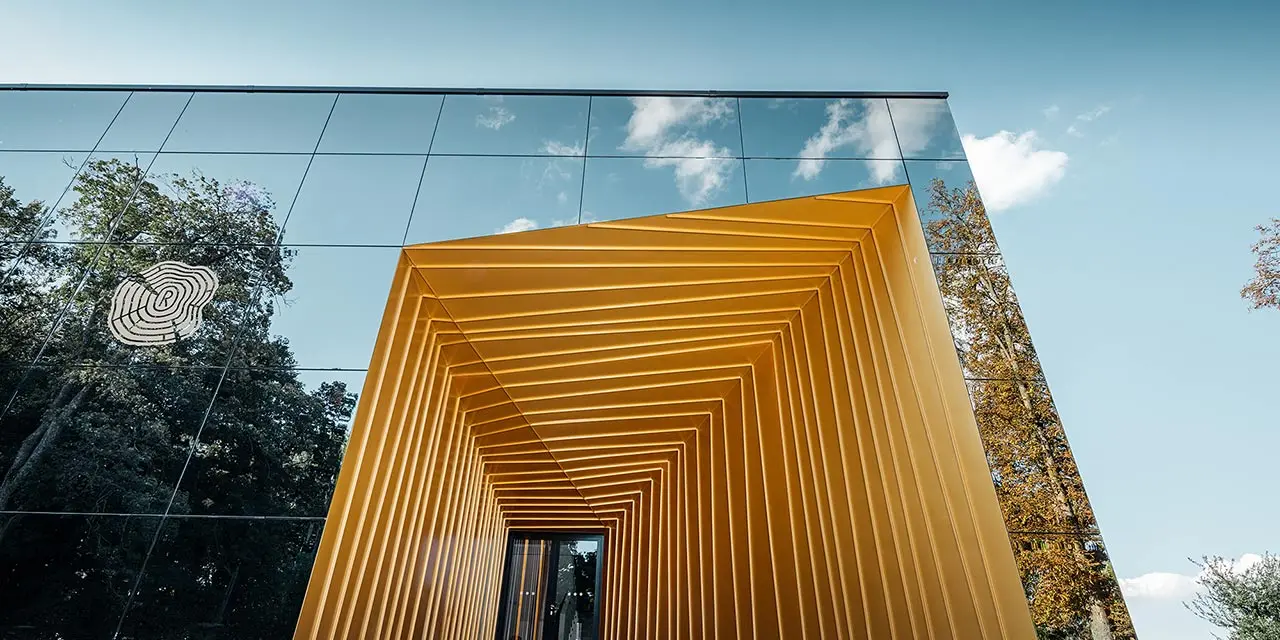 Nouveau bâtiment aux grandes baies vitrées sur le domaine viticole Rúbaň — Façades en aluminium PREFA de couleur or maya