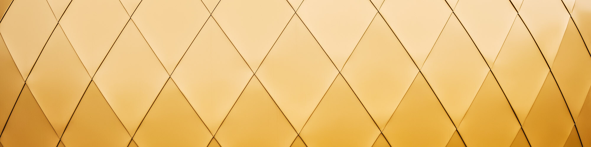 Une vue en détail de la façade PREFA dorée scintillante.