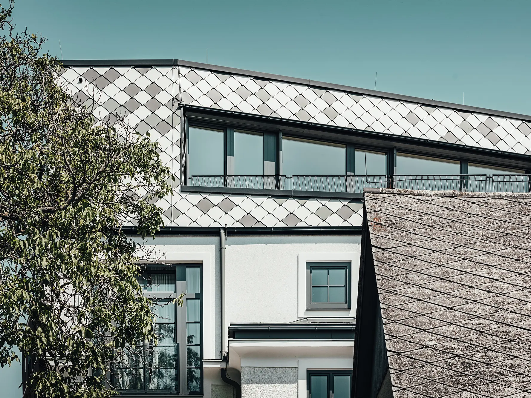 Au premier plan : l’ancienne toiture de l’atelier. À l’arrière-plan : la nouvelle toiture de la villa Reininghaus.