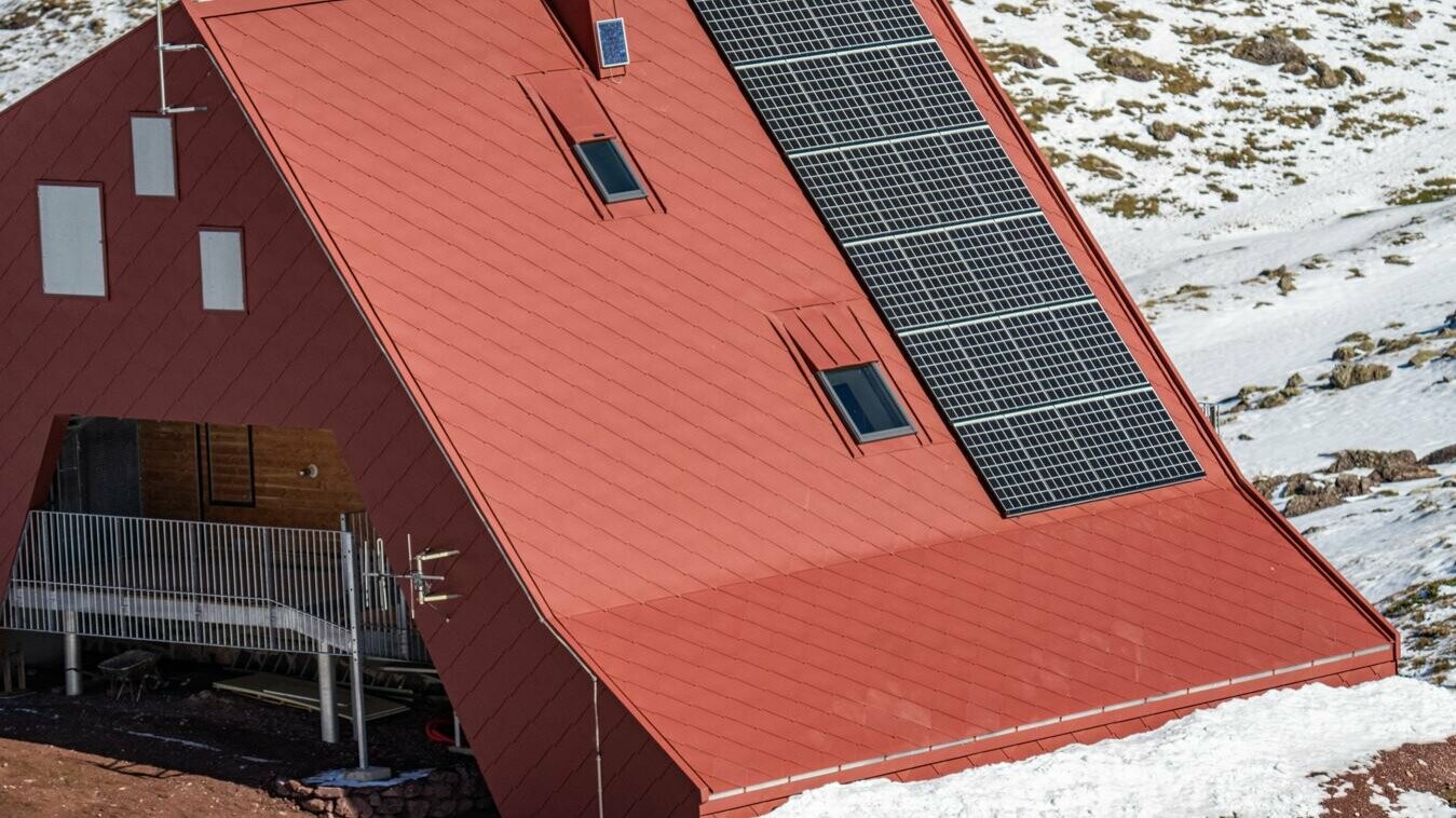 Vue du haut du refuge d'Arlet rénové avec les losanges 44x44 PREFA