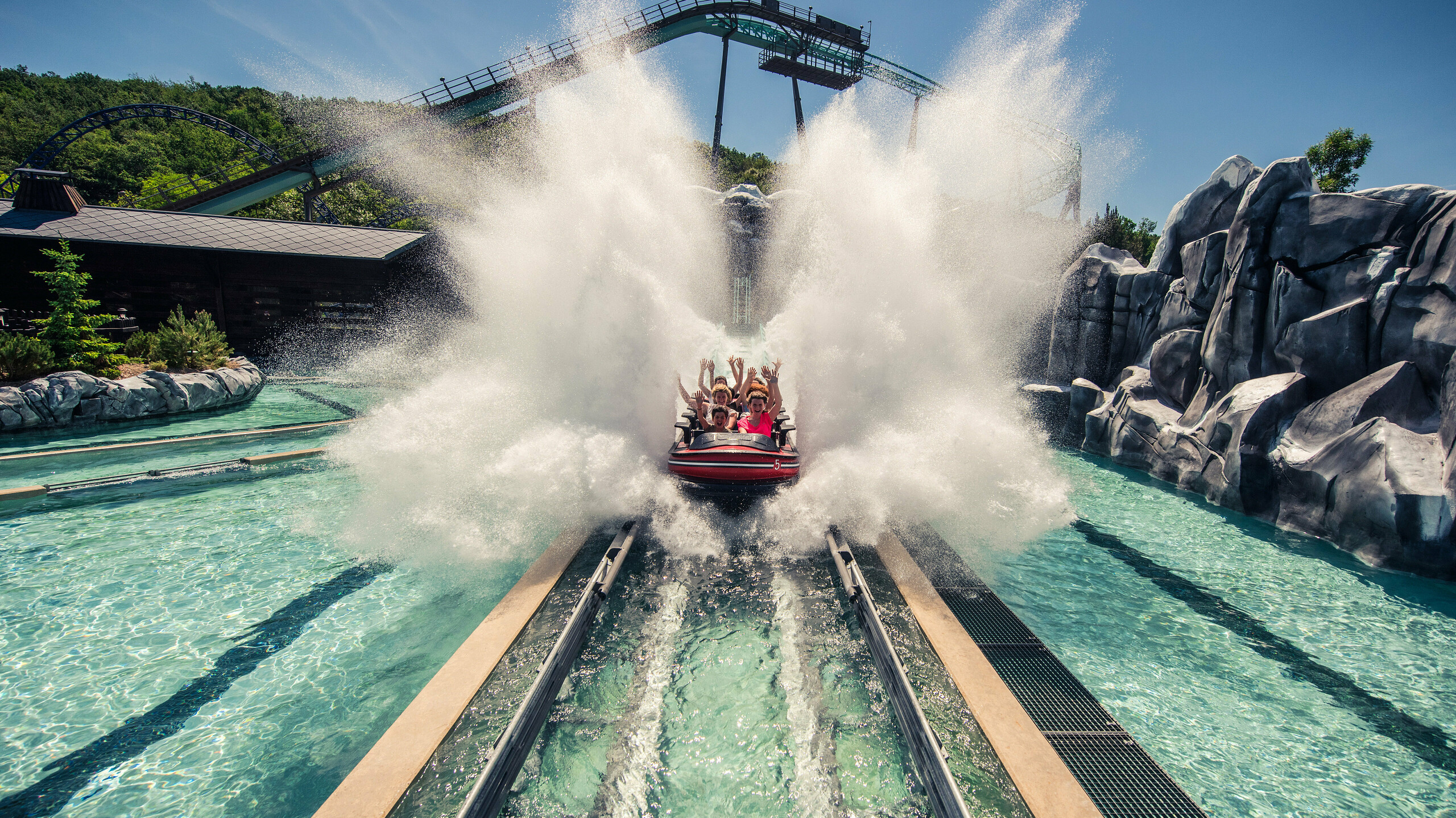 Vue intérieure de l'attraction Krampus à Nigloland dont la toiture a été recouverte de losange 44x44 PREFA