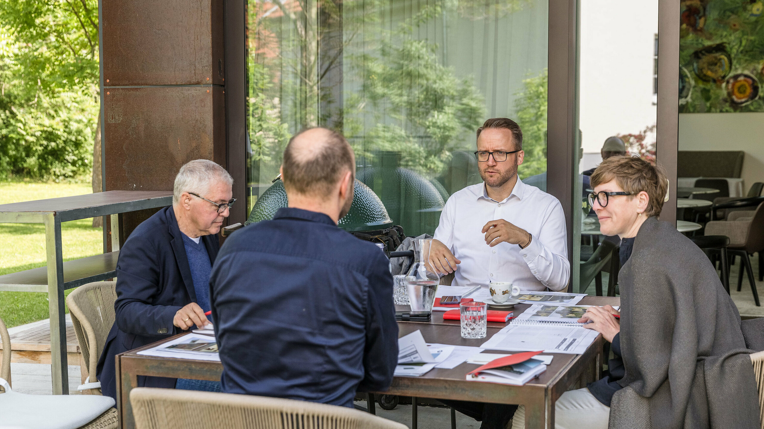 Évaluation intensive du projet lors du PREFARENZEN 2026 Dialogue d'experts : Falk Leinert (Leinert Lorenz Architects), Thomas Schlett (B3 Architekten), Christian Wirth (Responsable des ventes Est, PREFA Autriche) et Juliane Croce (Croce & Wir) ont examiné des conceptions architecturales en extérieur sur le terrain de la résidence vigneronne de Seewinkel, Burgenland. Le jury discute des approches créatives, des matériaux durables et de la qualité du design pour sélectionner les projets finaux pour le livre d'architecture PREFARENZEN et le calendrier 2026.