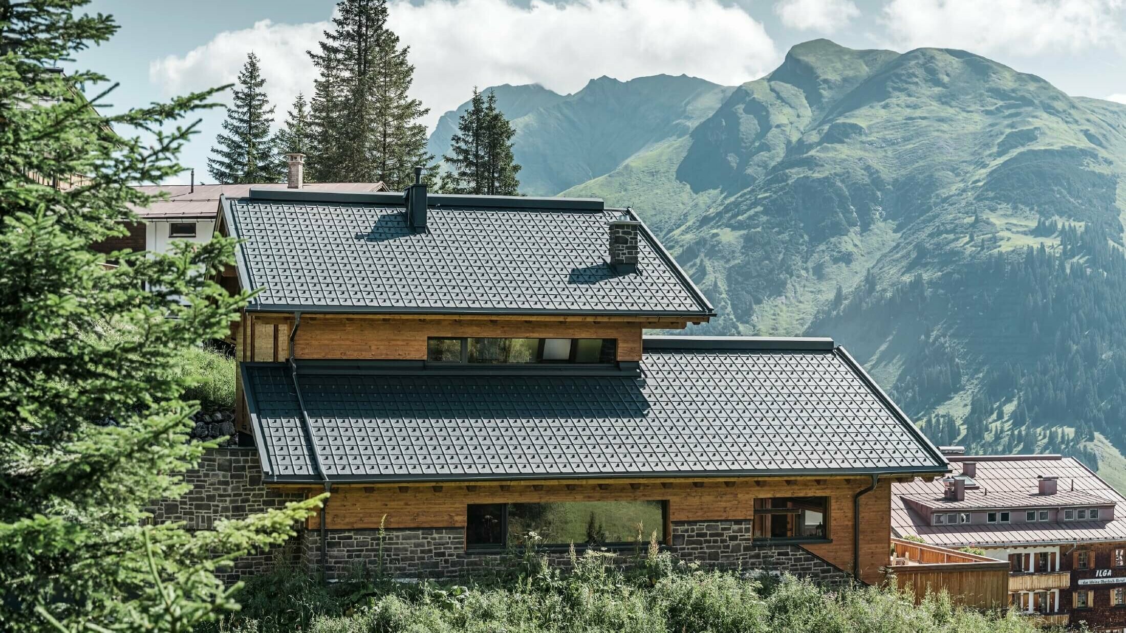 Maison de montagne avec couverture de toit en tuiles PREFA de couleur anthracite