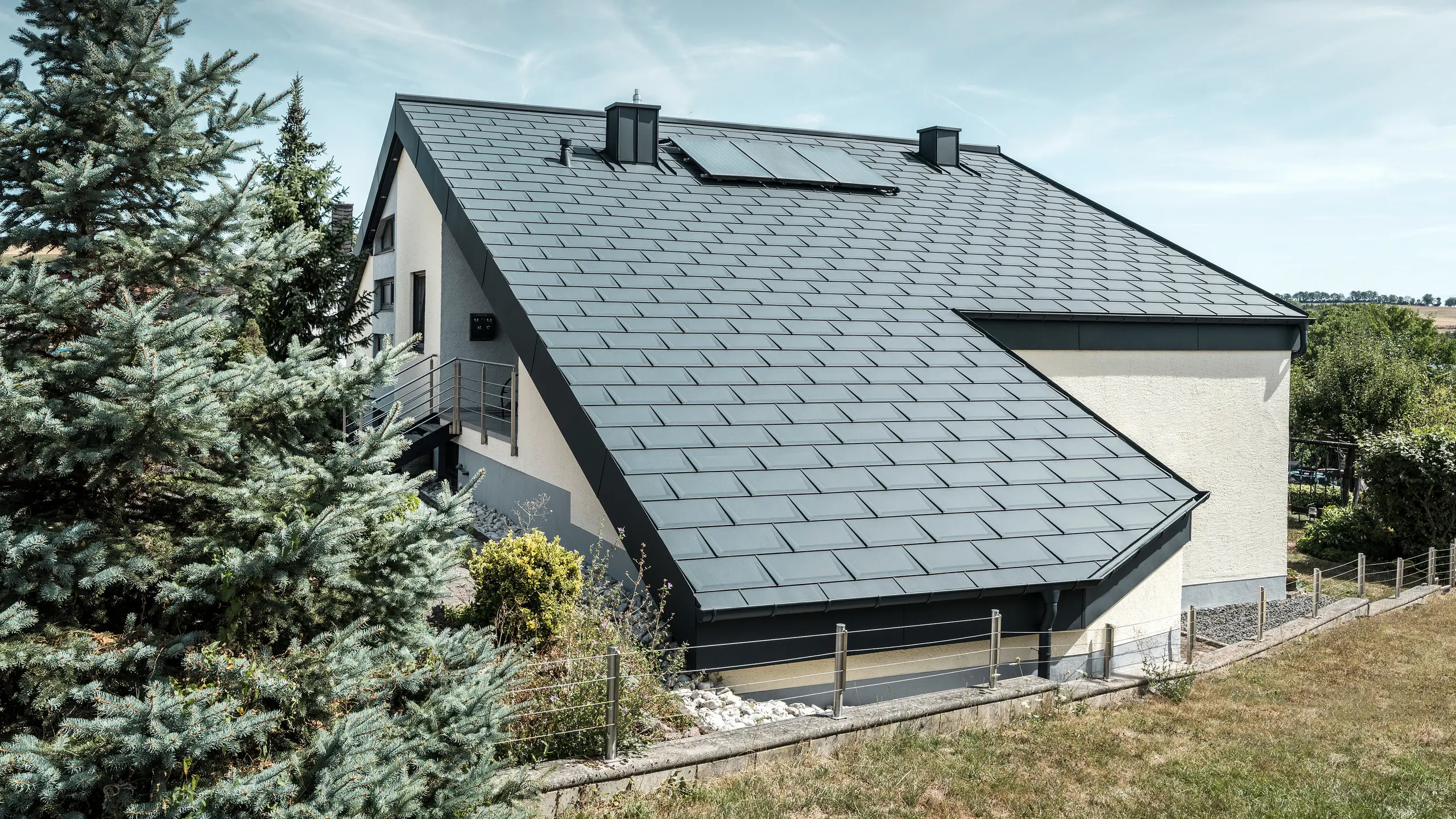 Einfamilienhaus in Newel-Besslich mit PREFA Dachplatte R.16 und PREFA Dachentwässerungssystem in anthrazit