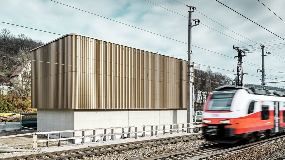 Vue détaillée du bâtiment technique ÖBB à Purkersdorf avec un profil extrudé personnalisé